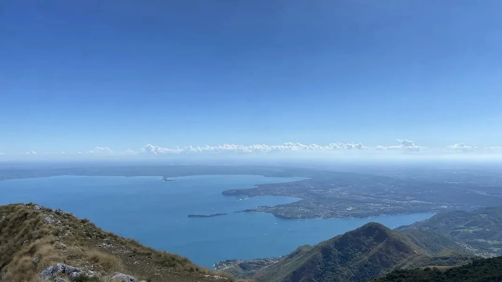 Il lago di Garda visto dall'alto, dai versanti del Monte Baldo