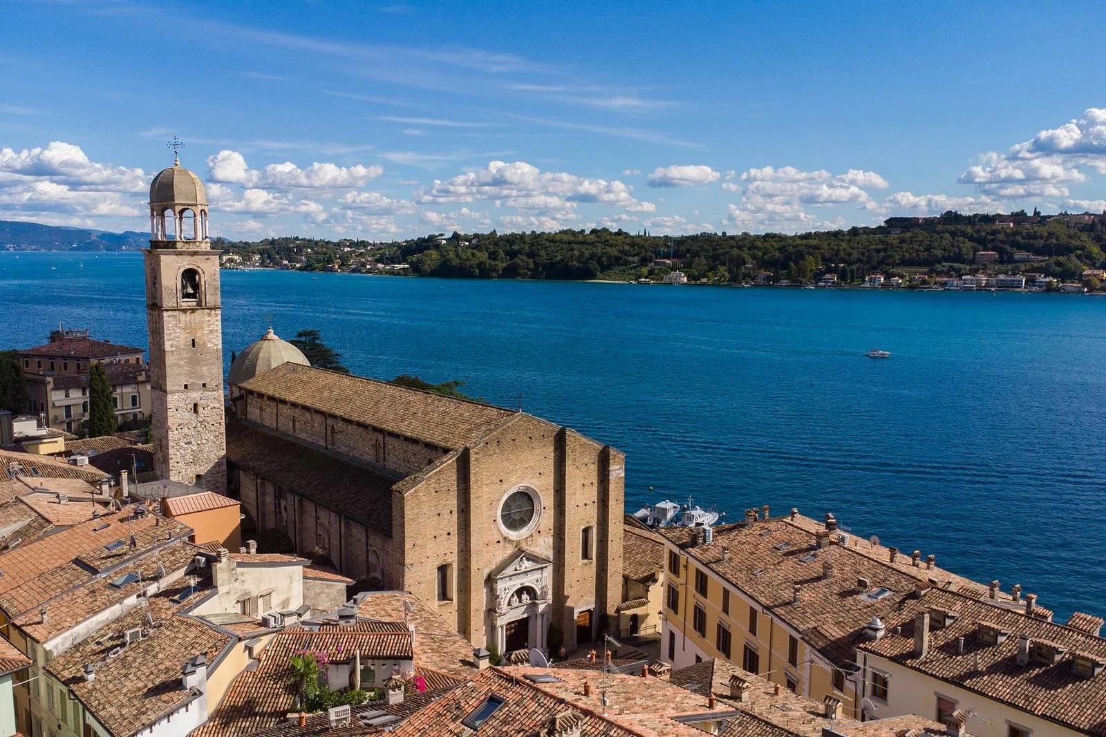 Il centro storico di Salò con il Duomo affacciato sul lago