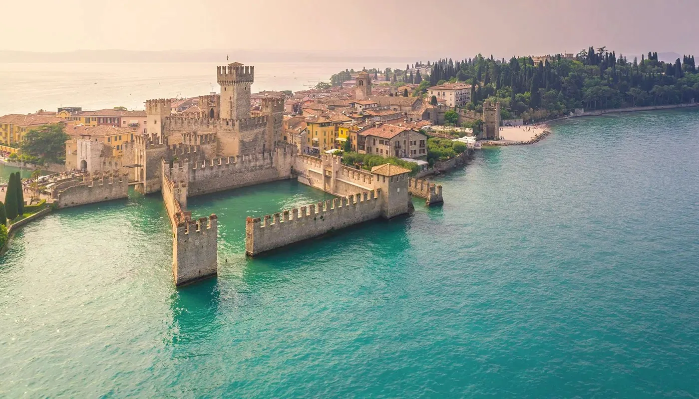 Il castello scaligero di Sirmione con il fossato navigabile e la penisola sul lago