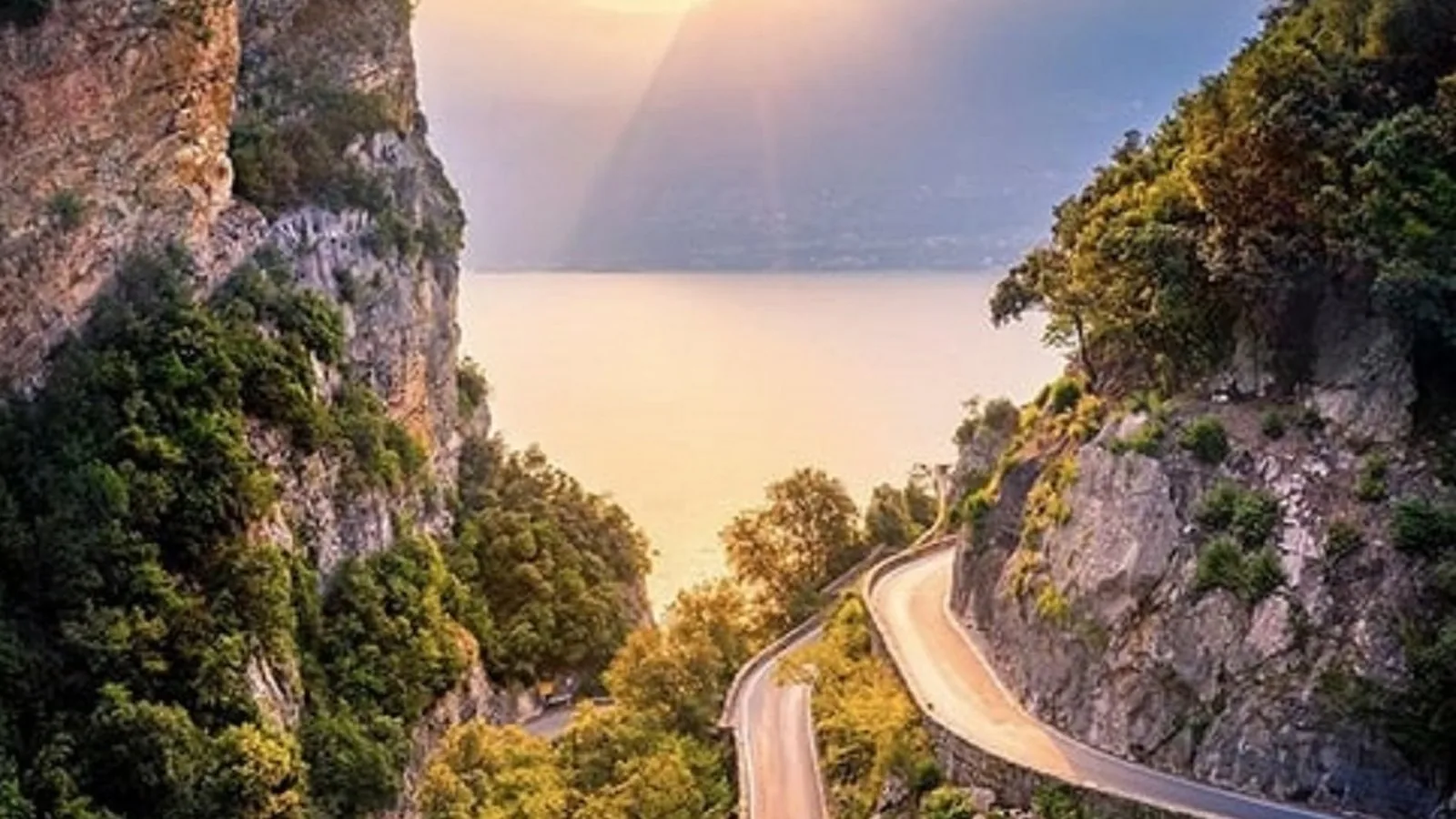 La Strada della Forra scavata nella roccia sopra il lago di Garda